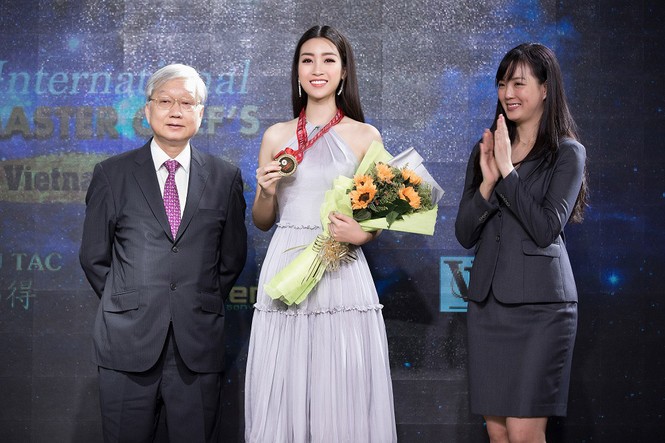 Hoa hậu Mỹ Linh diện váy yếm khoe vóc dáng nuột nà - ảnh 9