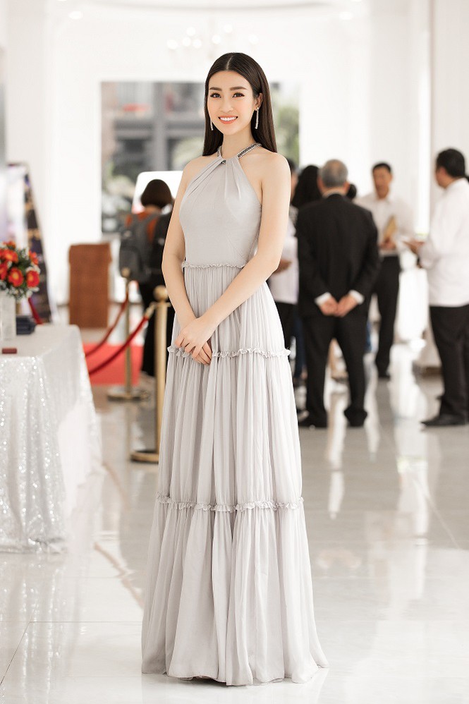 Hoa hậu Mỹ Linh diện váy yếm khoe vóc dáng nuột nà - ảnh 1