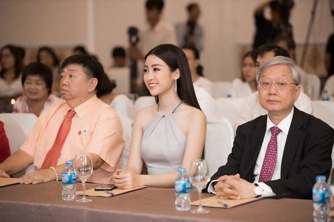 Hoa hậu Mỹ Linh diện váy yếm khoe vóc dáng nuột nà - ảnh 5