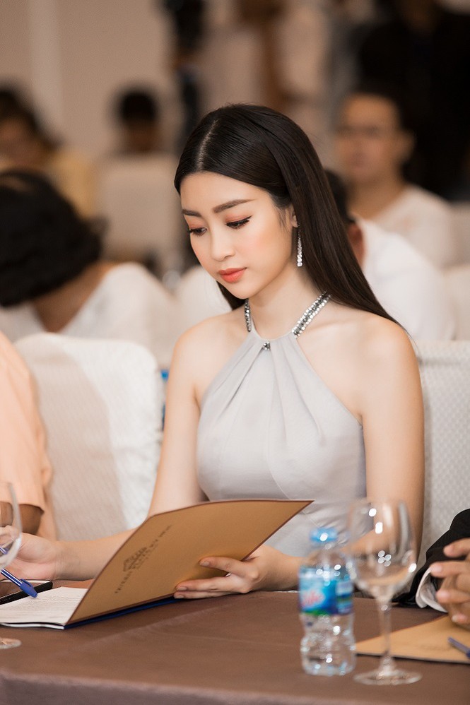 Hoa hậu Mỹ Linh diện váy yếm khoe vóc dáng nuột nà - ảnh 6