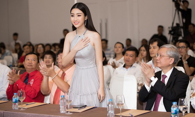 Hoa hậu Mỹ Linh diện váy yếm khoe vóc dáng nuột nà - ảnh 7
