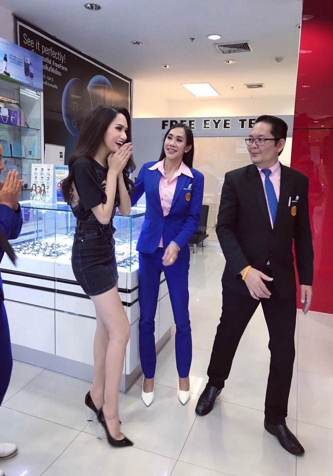Hương Giang Idol được người dân Thái săn đón khi đi shopping - ảnh 4