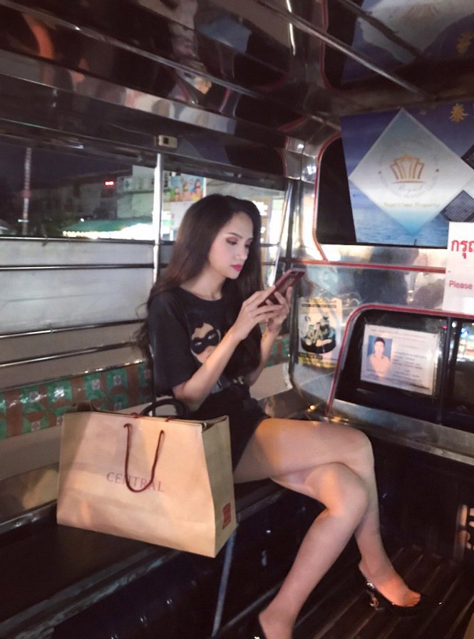 Hương Giang Idol được người dân Thái săn đón khi đi shopping - ảnh 1