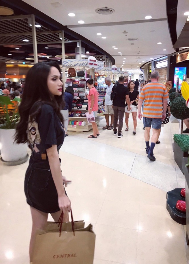 Hương Giang Idol được người dân Thái săn đón khi đi shopping - ảnh 2