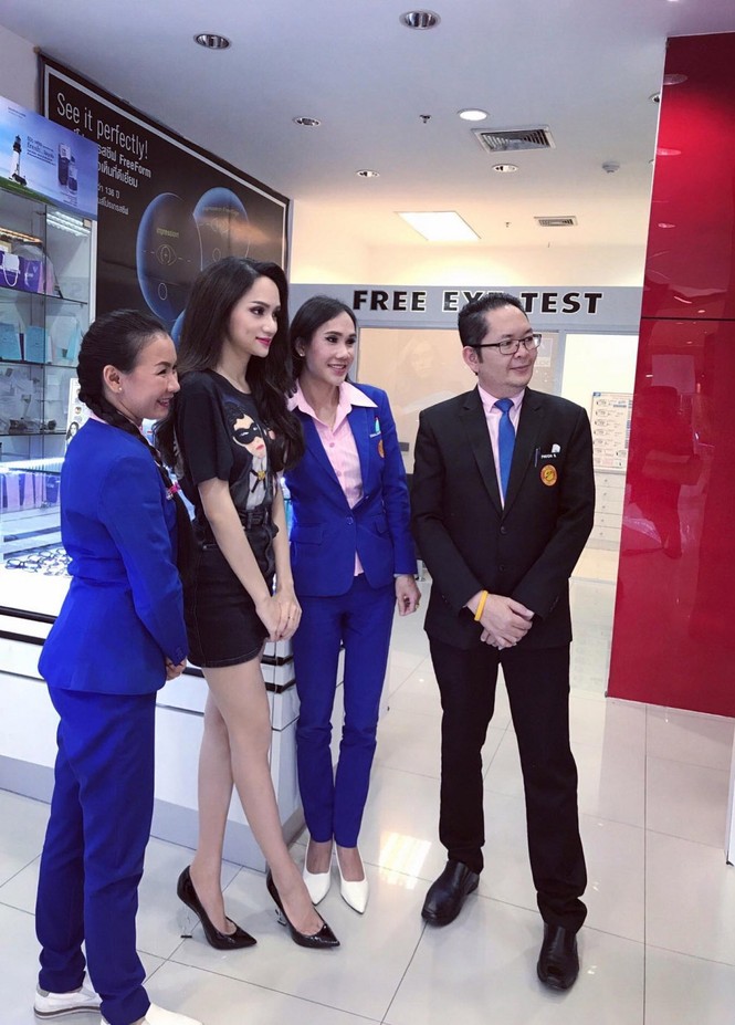 Hương Giang Idol được người dân Thái săn đón khi đi shopping - ảnh 3