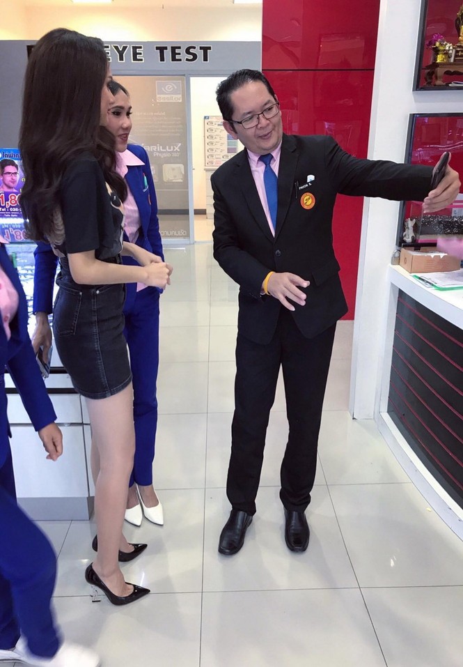 Hương Giang Idol được người dân Thái săn đón khi đi shopping - ảnh 5