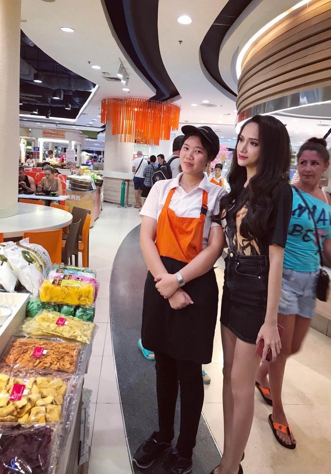 Hương Giang Idol được người dân Thái săn đón khi đi shopping - ảnh 6