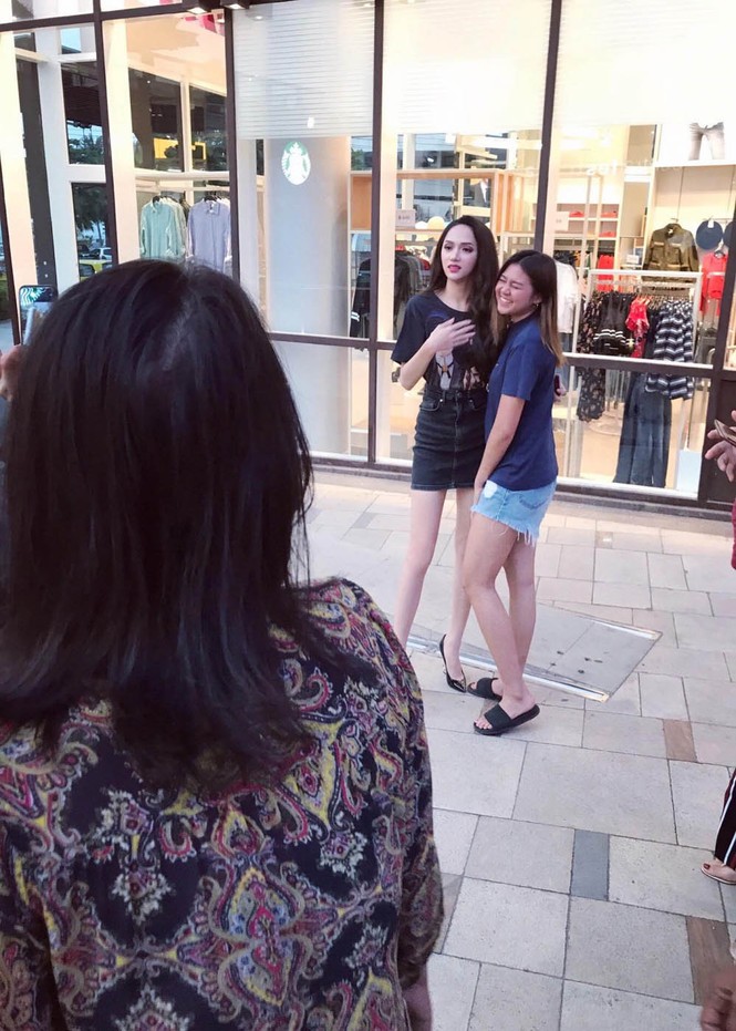 Hương Giang Idol được người dân Thái săn đón khi đi shopping - ảnh 9