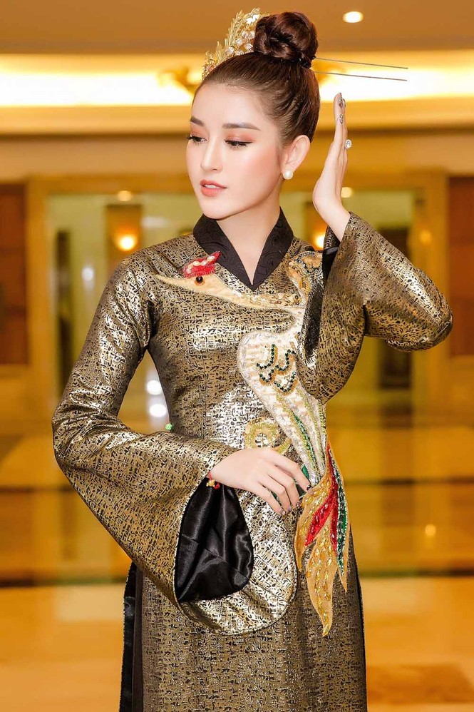 Mỹ Linh dịu dàng, Huyền My cá tính cùng 'đọ sắc' bên dàn người đẹp - ảnh 9