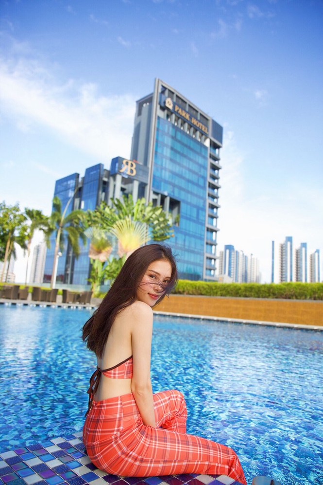 Hotgirl 'The Look' Linh Rin khoe dáng quyến rũ bên bể bơi ở Singapore - ảnh 4