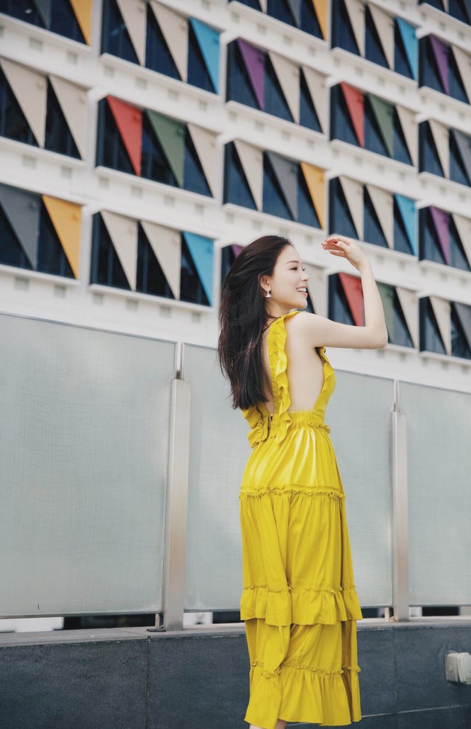 Hotgirl 'The Look' Linh Rin khoe dáng quyến rũ bên bể bơi ở Singapore - ảnh 10