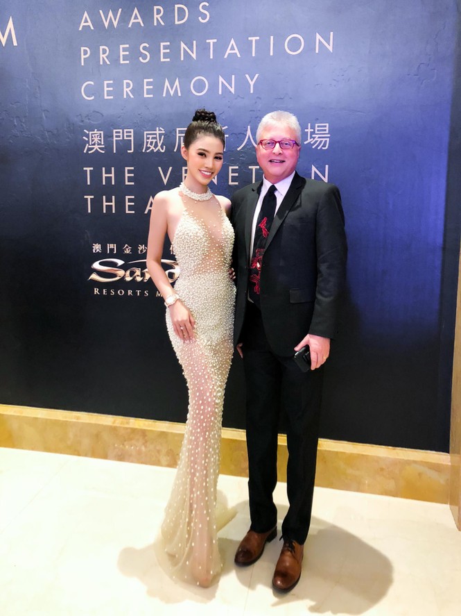 Jolie Nguyễn khoe vòng một gợi cảm bên Cổ Thiên Lạc trên thảm đỏ Macau - ảnh 7