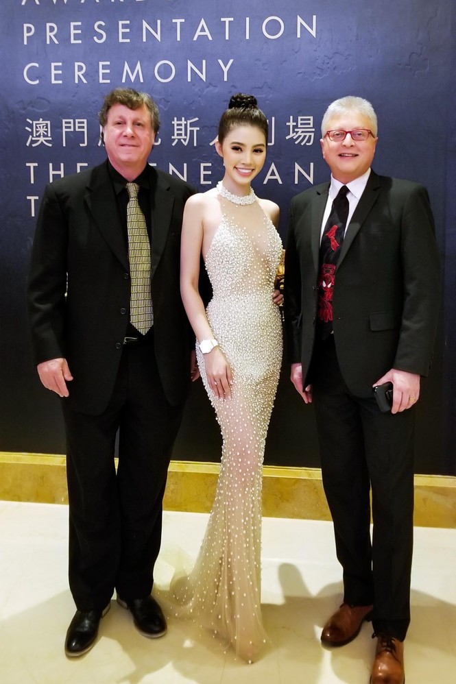 Jolie Nguyễn khoe vòng một gợi cảm bên Cổ Thiên Lạc trên thảm đỏ Macau - ảnh 4