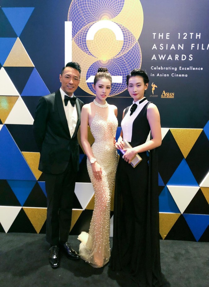 Jolie Nguyễn khoe vòng một gợi cảm bên Cổ Thiên Lạc trên thảm đỏ Macau - ảnh 5