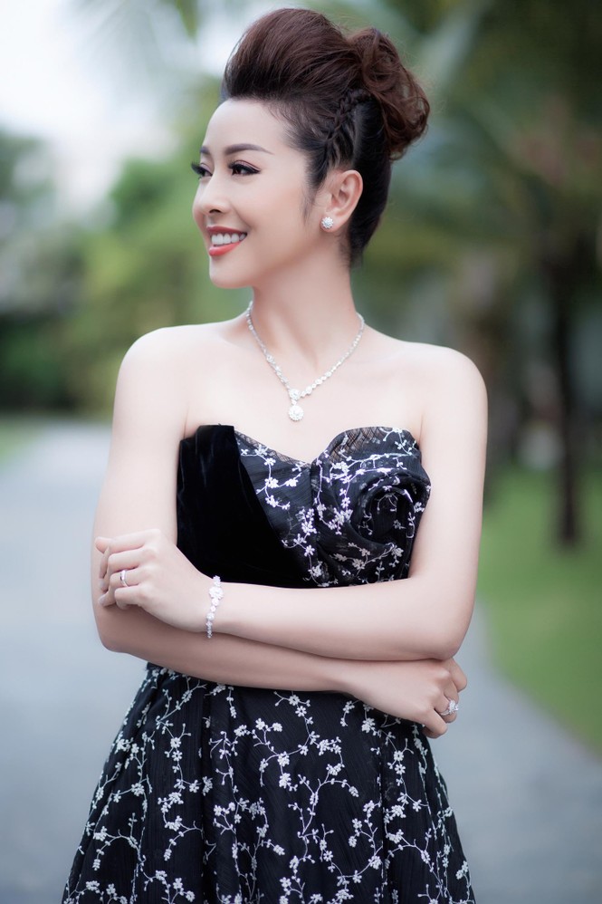Jennifer Phạm mặc váy hoa cúp ngực khoe vai trần quyến rũ - ảnh 3