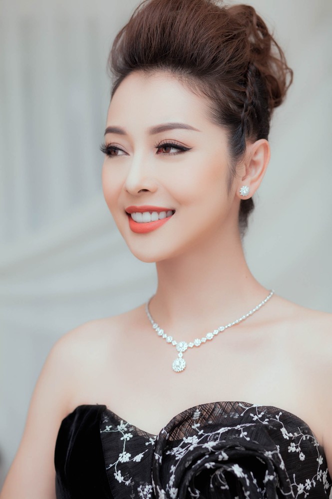 Jennifer Phạm mặc váy hoa cúp ngực khoe vai trần quyến rũ - ảnh 5