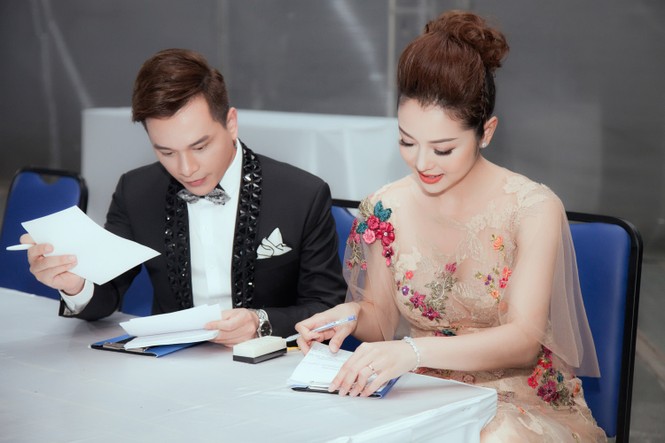 Jennifer Phạm mặc váy hoa cúp ngực khoe vai trần quyến rũ - ảnh 10