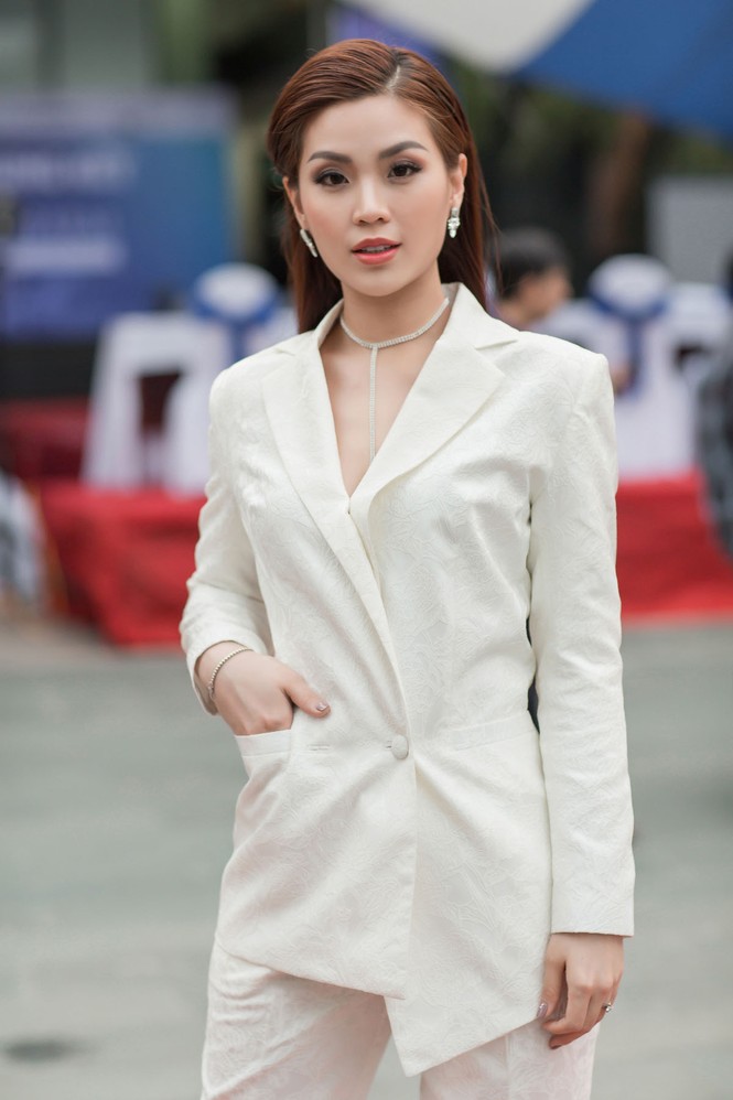 Diễm Trang, Diễm Hương rạng rỡ đọ sắc với đồ trắng-đen kín đáo - ảnh 1