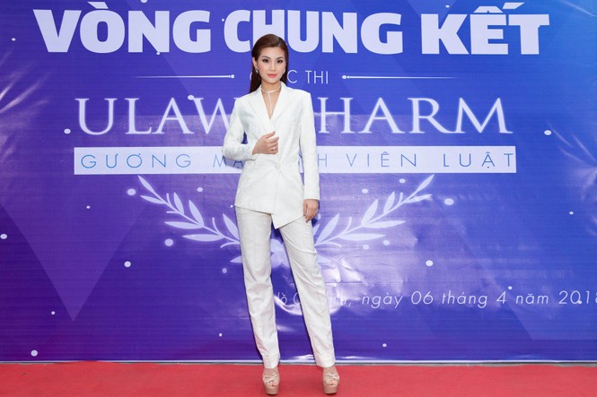 Diễm Trang, Diễm Hương rạng rỡ đọ sắc với đồ trắng-đen kín đáo - ảnh 2
