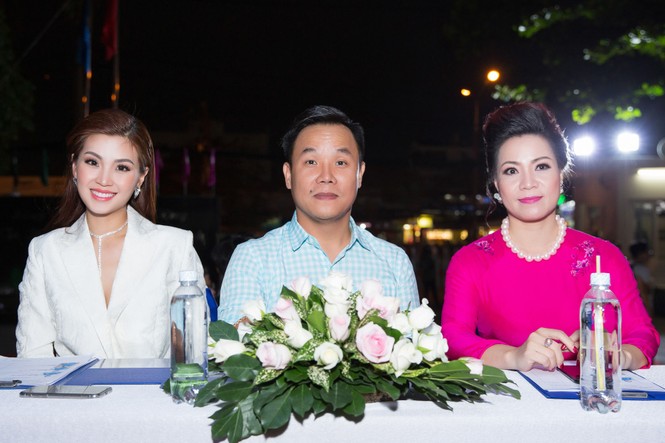 Diễm Trang, Diễm Hương rạng rỡ đọ sắc với đồ trắng-đen kín đáo - ảnh 4