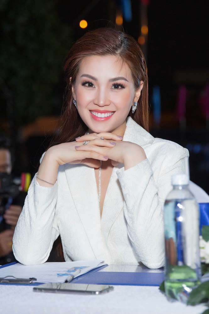 Diễm Trang, Diễm Hương rạng rỡ đọ sắc với đồ trắng-đen kín đáo - ảnh 5