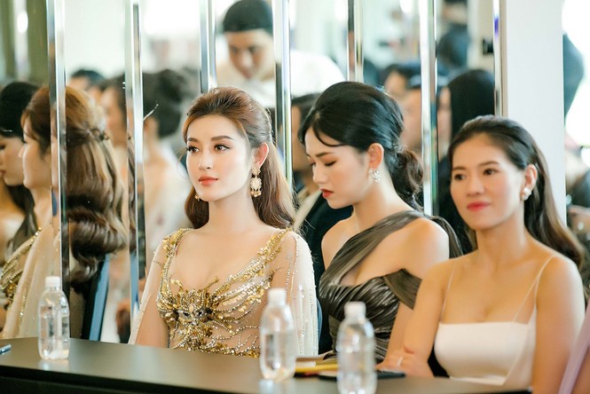 Huyền My đẹp tựa 'nữ thần', đọ sắc Hoa hậu Hoàn vũ Pia Wurtzbach - ảnh 7
