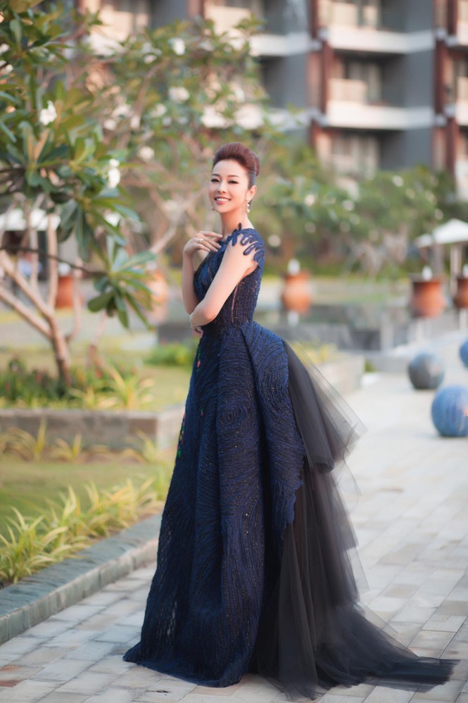 Jennifer Phạm mặc xuyên thấu, 'lấn át' dàn thí sinh Hoa hậu biển toàn cầu - ảnh 1