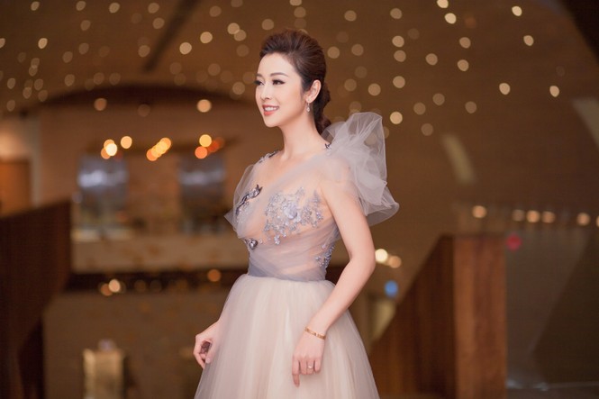 'Gái ba con' Jennifer Phạm khoe vòng 1 quyến rũ với váy xuyên thấu - ảnh 4
