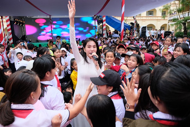 Thuỷ Tiên mặc áo dài trắng trẻ trung, hát 'Xinh tươi Việt Nam' - ảnh 3