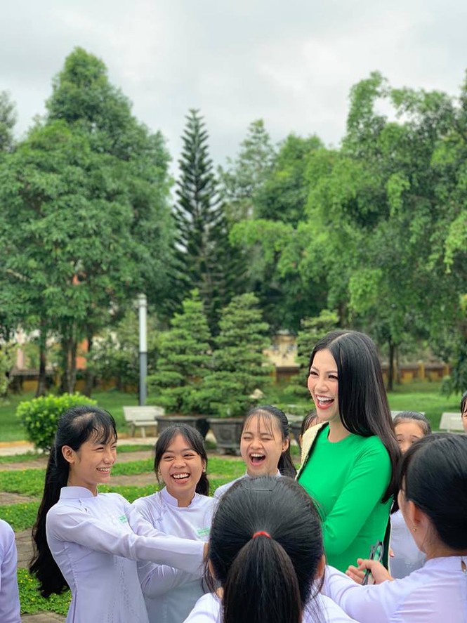 Hoa hậu Phương Khánh áo dài xanh đẹp nổi bật ở quê nhà Bến Tre - ảnh 3