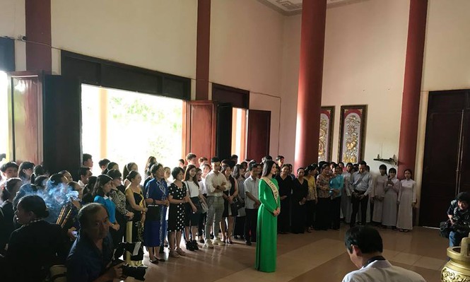 Hoa hậu Phương Khánh áo dài xanh đẹp nổi bật ở quê nhà Bến Tre - ảnh 1