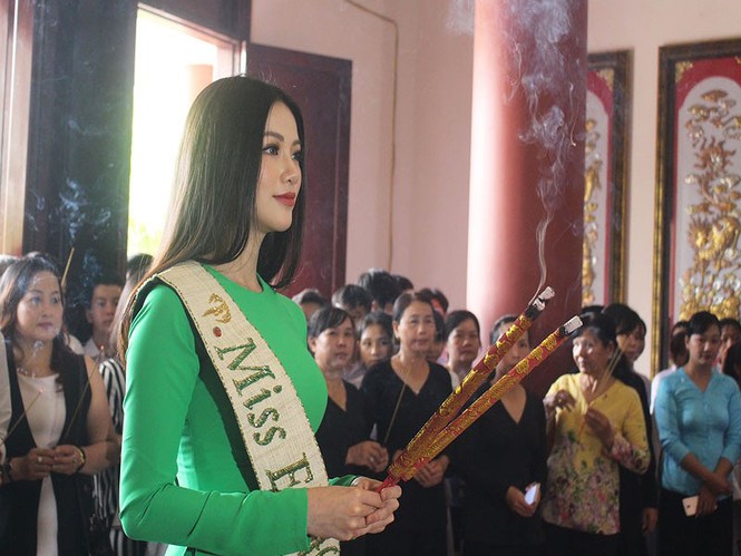 Hoa hậu Phương Khánh áo dài xanh đẹp nổi bật ở quê nhà Bến Tre - ảnh 2