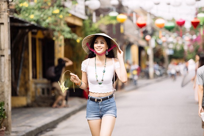 Tiểu Vy nóng bỏng trên biển trong clip tự giới thiệu ở Miss World - ảnh 3