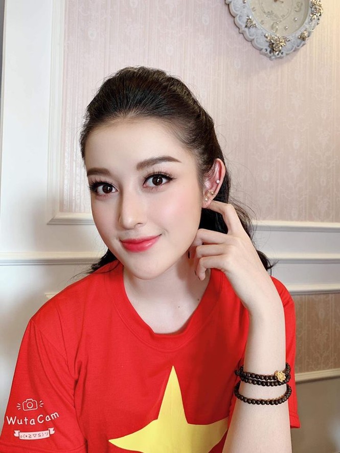 Huyền My ‘gây bão’ khi xuất hiện ở khán đài trận Việt Nam – Campuchia - ảnh 4