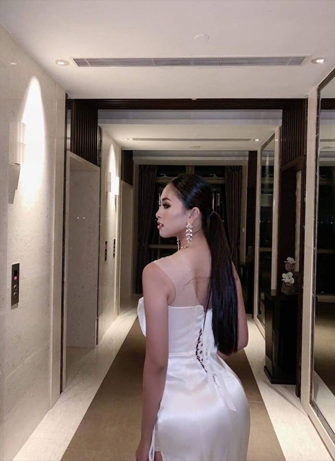 Vẫn với mái tóc đen truyền thống, Tiểu Vy đẹp quyến rũ trong ảnh mới - ảnh 3