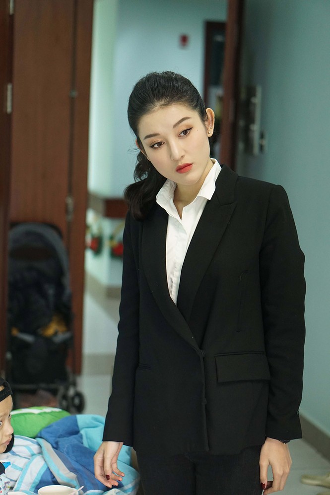 Á hậu Huyền My cùng mẹ đi phát cơm, tặng quà Tết cho bệnh nhi - ảnh 1