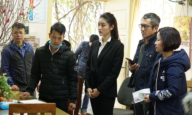 Á hậu Huyền My cùng mẹ đi phát cơm, tặng quà Tết cho bệnh nhi - ảnh 3