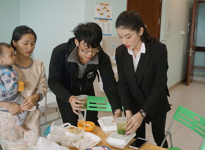 Á hậu Huyền My cùng mẹ đi phát cơm, tặng quà Tết cho bệnh nhi - ảnh 6
