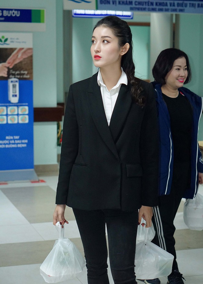 Á hậu Huyền My cùng mẹ đi phát cơm, tặng quà Tết cho bệnh nhi - ảnh 4