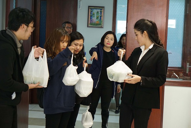 Á hậu Huyền My cùng mẹ đi phát cơm, tặng quà Tết cho bệnh nhi - ảnh 5