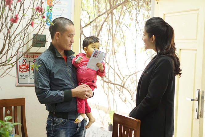 Á hậu Huyền My cùng mẹ đi phát cơm, tặng quà Tết cho bệnh nhi - ảnh 8