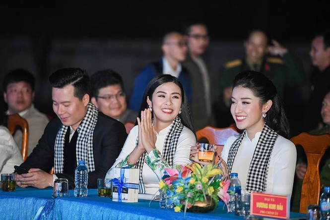 Ngọc Hân, Huyền My rạng rỡ với áo dài trắng giao lưu cùng các chiến sĩ - ảnh 1