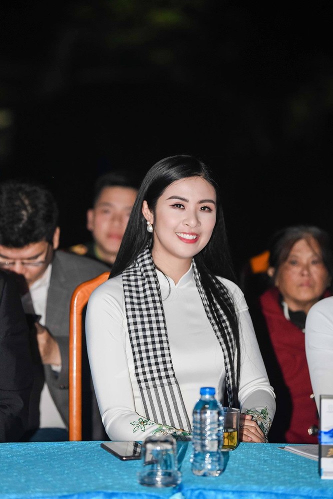Ngọc Hân, Huyền My rạng rỡ với áo dài trắng giao lưu cùng các chiến sĩ - ảnh 2
