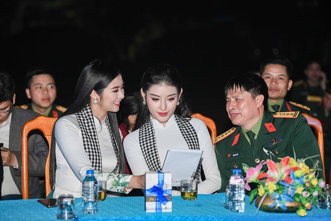 Ngọc Hân, Huyền My rạng rỡ với áo dài trắng giao lưu cùng các chiến sĩ - ảnh 3