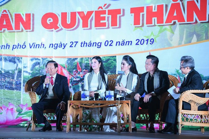 Ngọc Hân, Huyền My rạng rỡ với áo dài trắng giao lưu cùng các chiến sĩ - ảnh 4