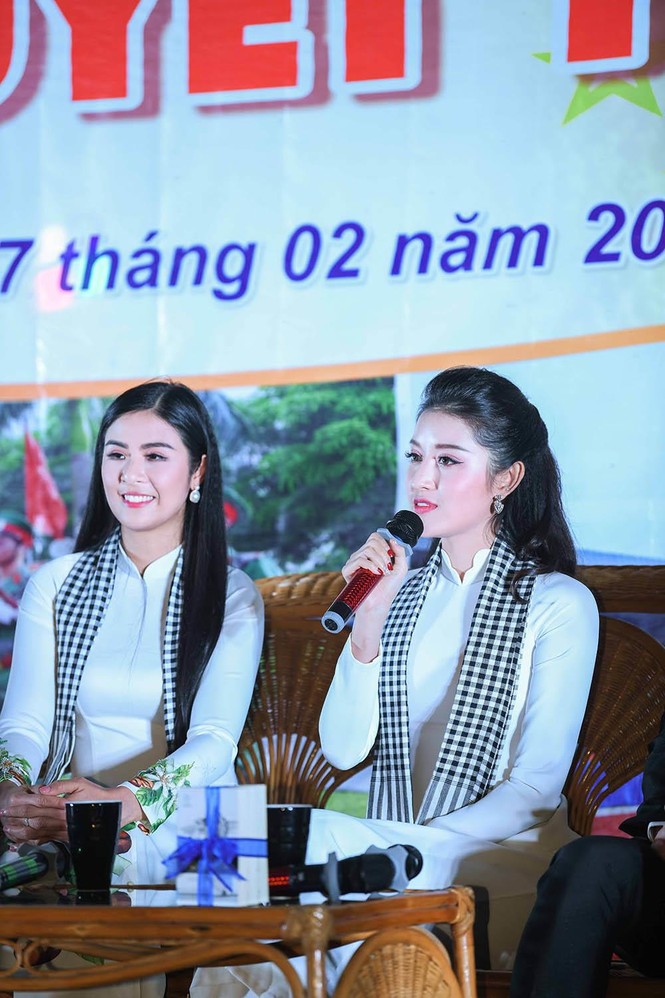 Ngọc Hân, Huyền My rạng rỡ với áo dài trắng giao lưu cùng các chiến sĩ - ảnh 6