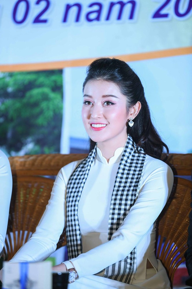 Ngọc Hân, Huyền My rạng rỡ với áo dài trắng giao lưu cùng các chiến sĩ - ảnh 7