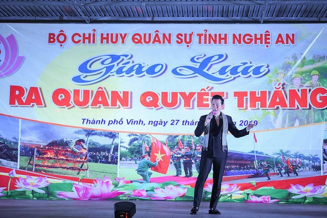Ngọc Hân, Huyền My rạng rỡ với áo dài trắng giao lưu cùng các chiến sĩ - ảnh 8