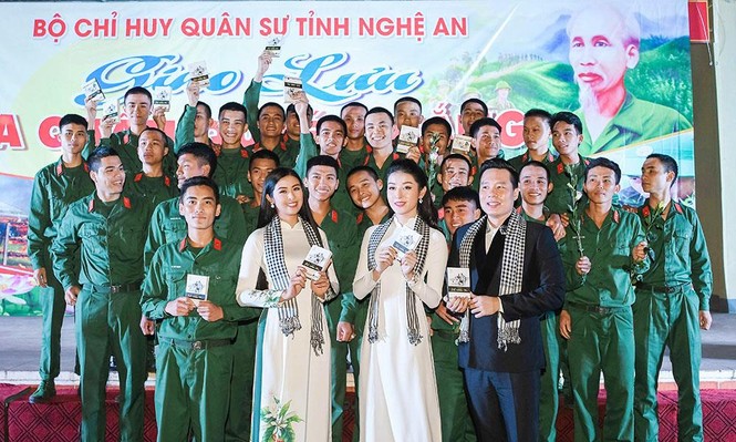 Ngọc Hân, Huyền My rạng rỡ với áo dài trắng giao lưu cùng các chiến sĩ - ảnh 9