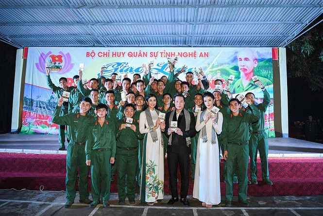 Ngọc Hân, Huyền My rạng rỡ với áo dài trắng giao lưu cùng các chiến sĩ - ảnh 10